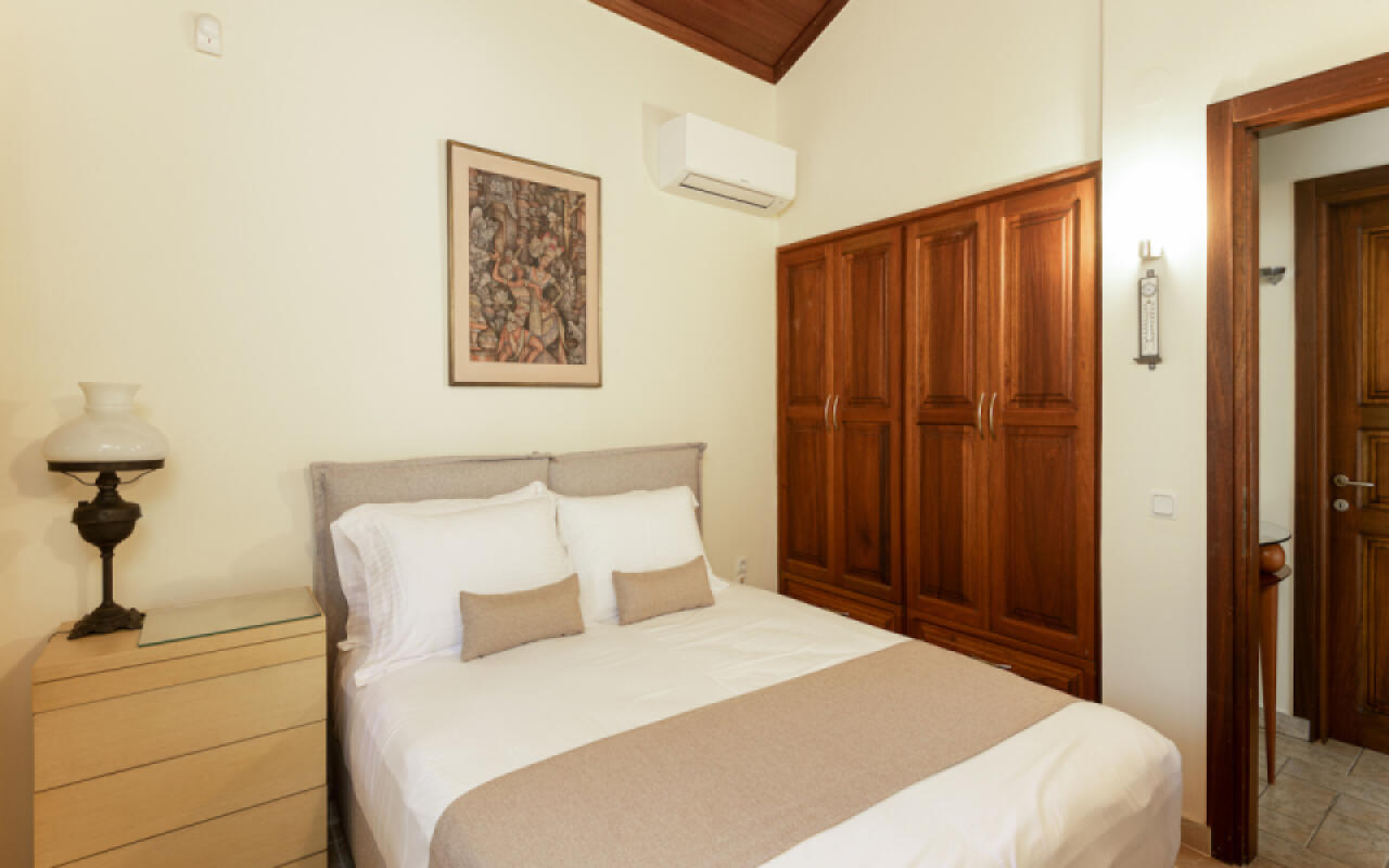 Sunset Boulevard, Kastri Nikiti