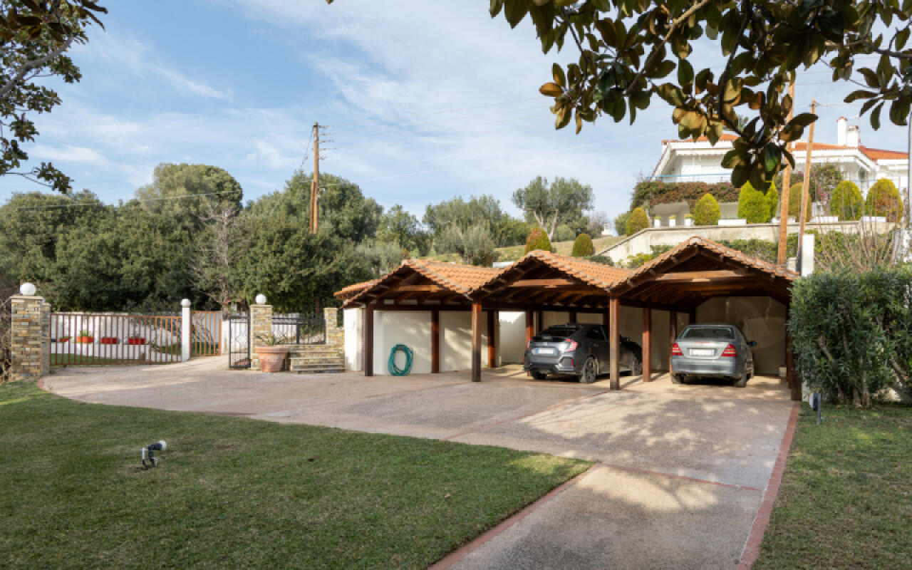 Sunset Boulevard, Kastri Nikiti